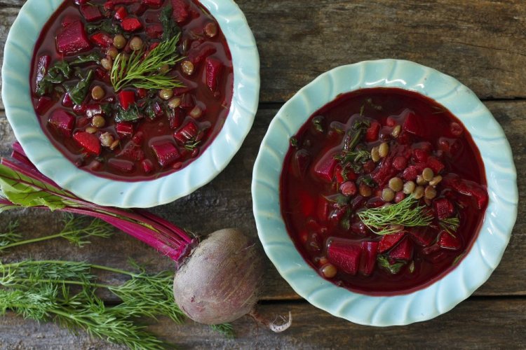 Постный борщ с чечевицей и свекольной ботвой