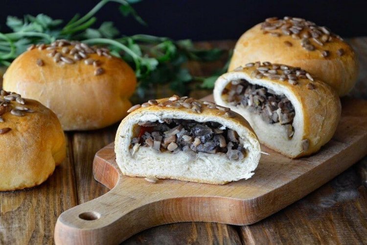 Дрожжевые пирожки с грибами и луком