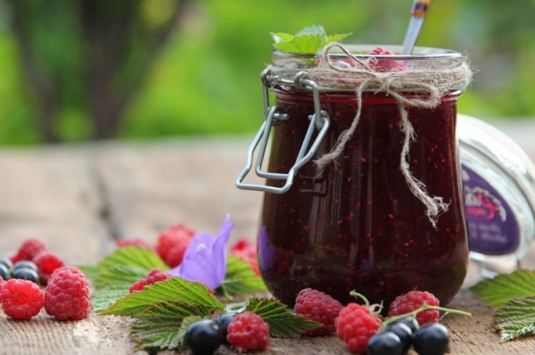 Варенье из малины и черной смородины без варки