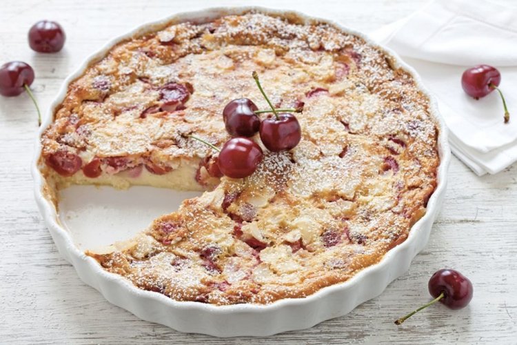 Клафути с вишней и миндальными лепестками