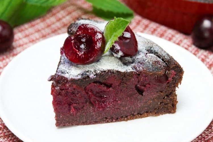 Шоколадный клафути с вишней