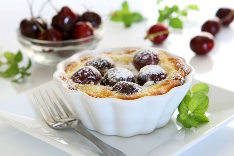 Клафути с целыми вишнями