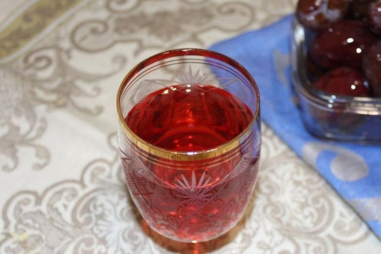 Вино из вяленых слив с корицей