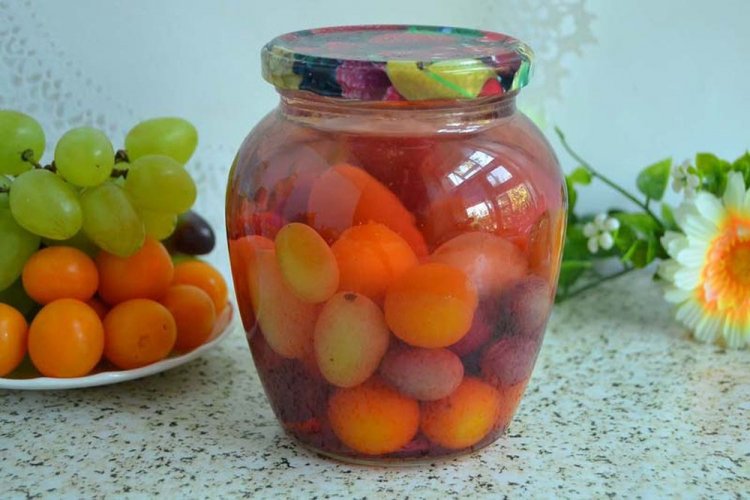 Компот из винограда и алычи