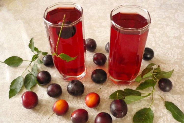 Компот из алычи с душистым перцем без сахара