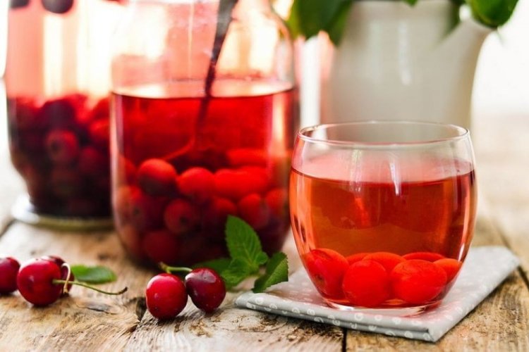 Компот из алычи, вишни и мяты