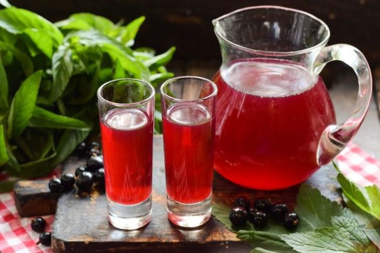 Компот из алычи и черной смородины