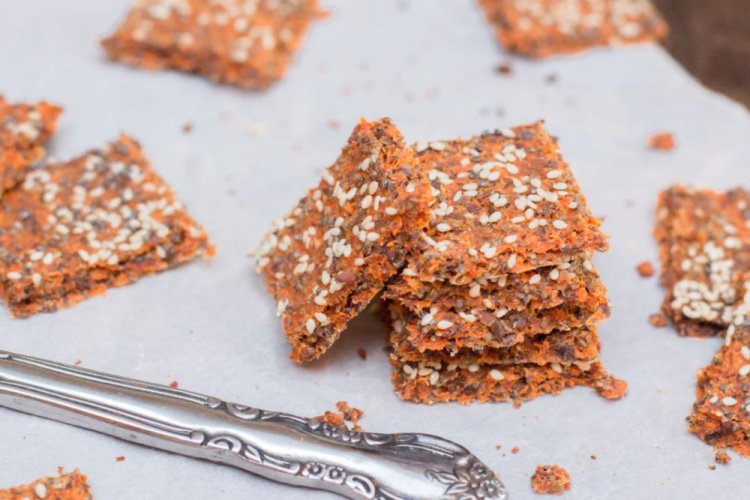 Пастила из абрикосов и моркови с семечками льна и кунжутом