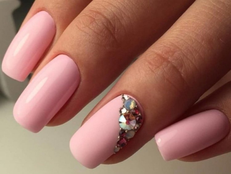Розовый маникюр со стразами