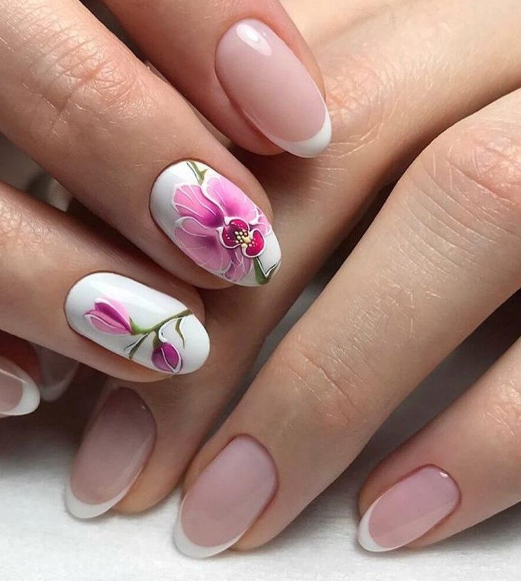 Маникюр с цветочными узорами