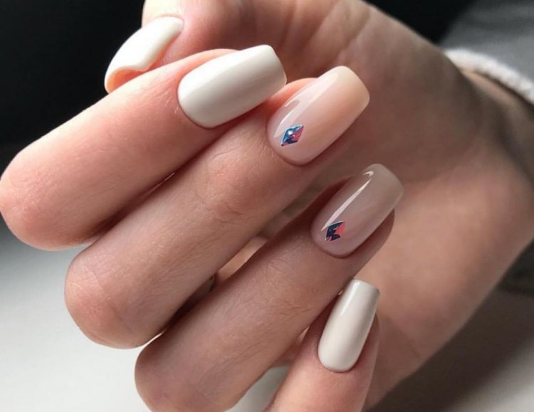 Весенний минималистичный маникюр