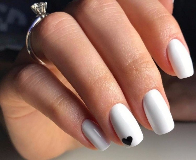 Весенний минималистичный маникюр