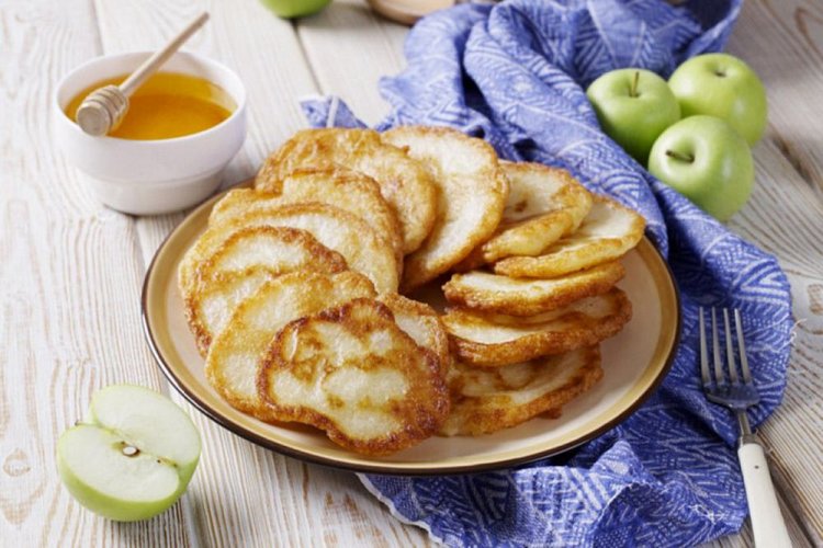 Яблочные оладьи