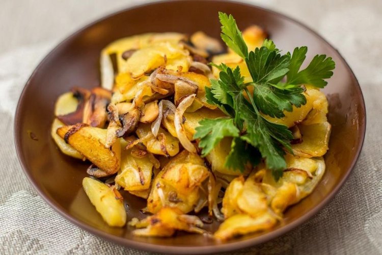 Картофель, жаренный с шампиньонами и луком