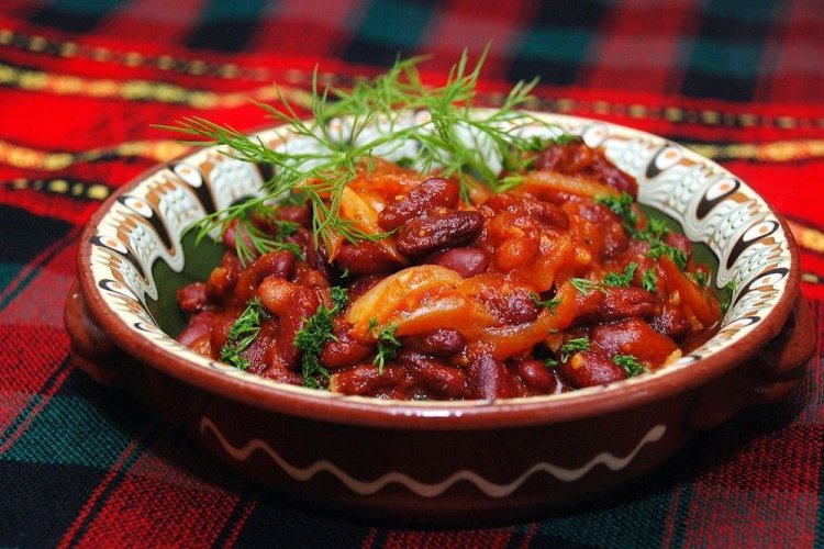 Фасоль с овощами и томатным соусом