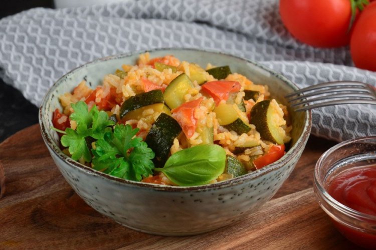 Рис с цукини и помидорами