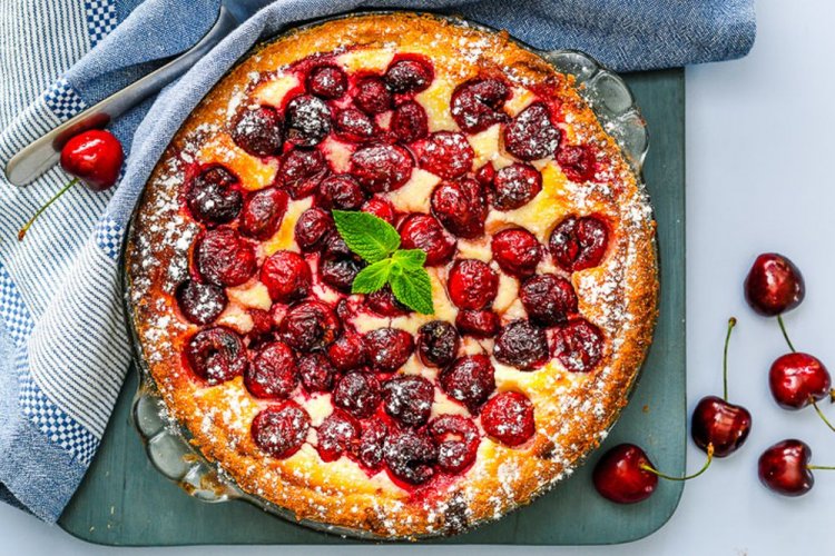 Пирог с творогом и черешней