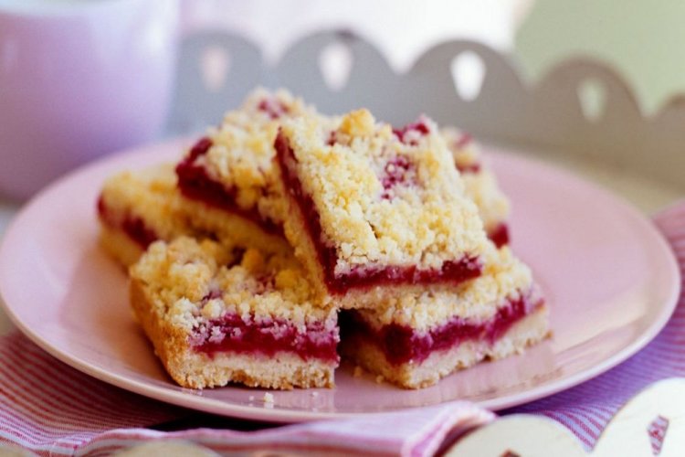 Тертый пирог с черешней