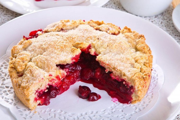 Закрытый пирог с черешней