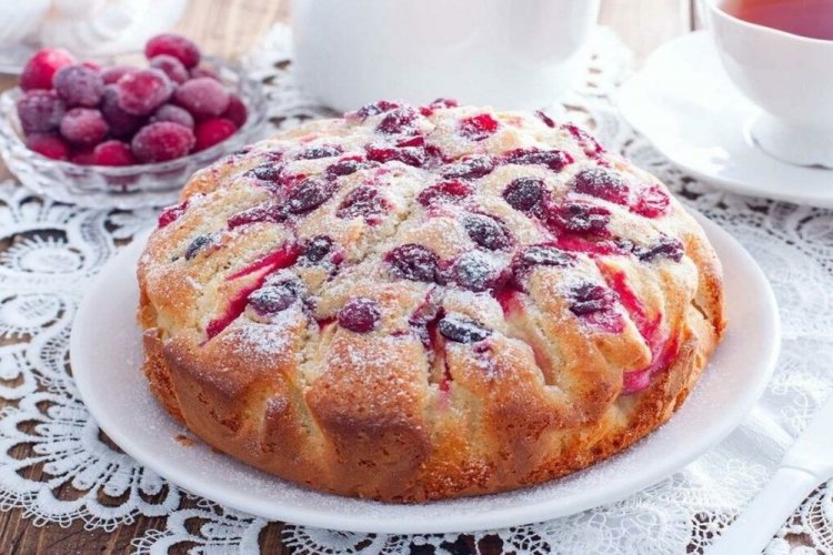 Бисквитный пирог на сметане с черешней