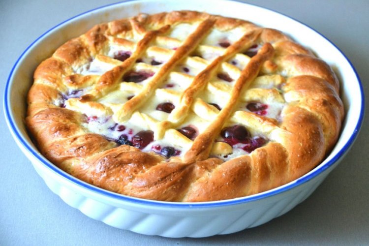 Пирог с черешней на сухих дрожжах