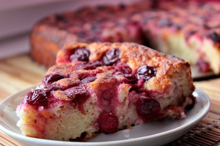Мокрый пирог с черешней