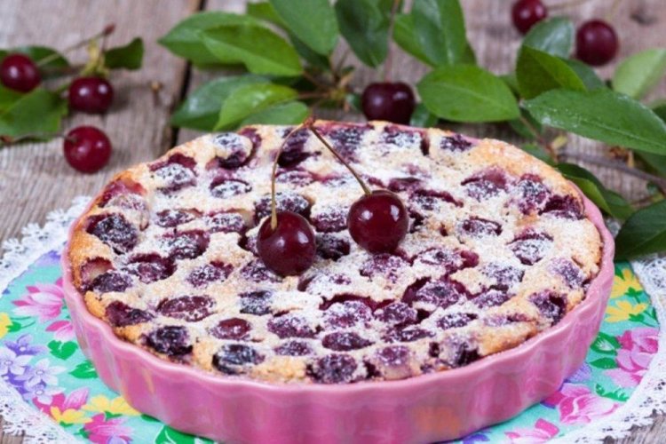 Постный пирог с черешней