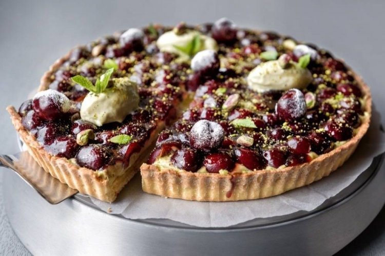 Пирог с заварным кремом и черешней