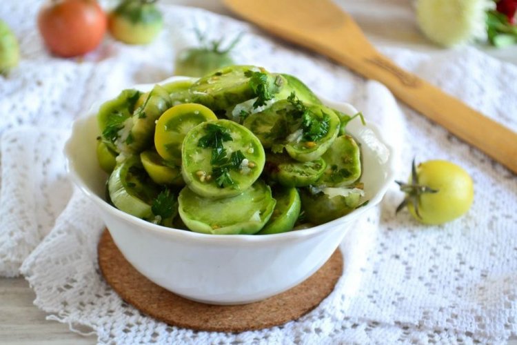 Зеленые помидоры с хреном на зиму