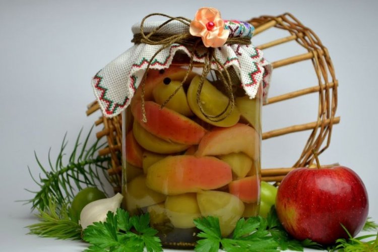 Зеленые помидоры с яблоками и чесноком