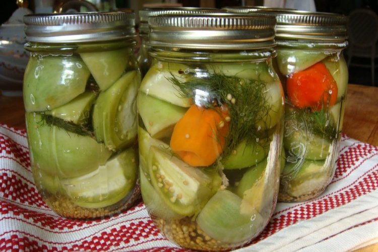 Зеленые помидоры кусочками с зернами горчицы и морковью