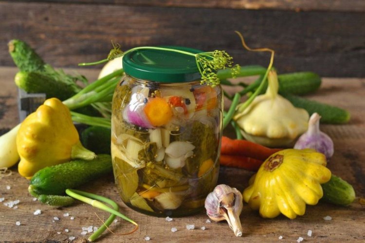 Патиссоны, маринованные с огурцами, морковью и стрелками чеснока