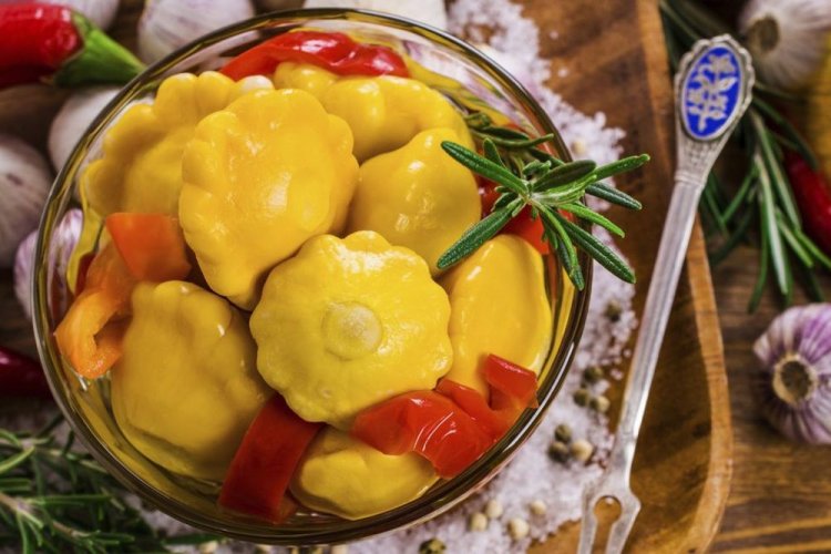 Маринованные патиссоны с болгарским перцем, розмарином и чесноком