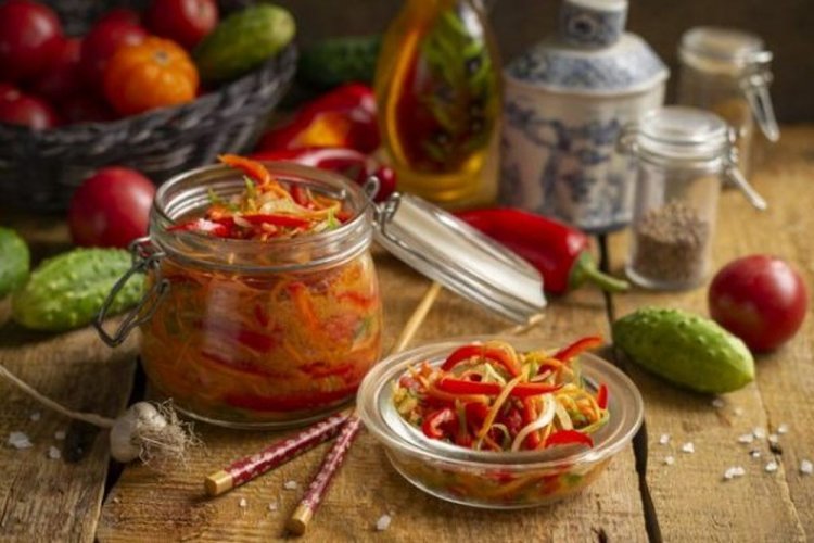 Огурцы по-корейски с болгарским перцем, морковью и чесноком