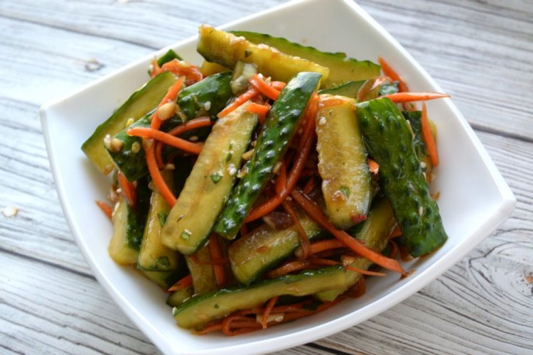 Огурцы по-корейски с морковью, чесноком и соевым соусом