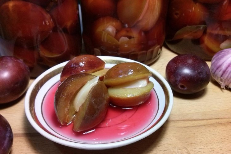 Сливы с чесноком на зиму