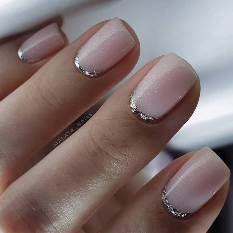 Лунный маникюр с блестками