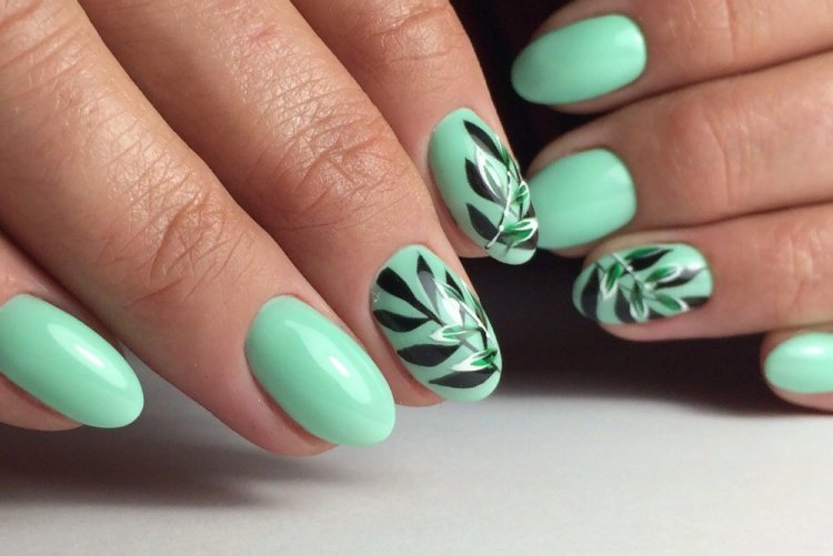 Весенний мятный маникюр