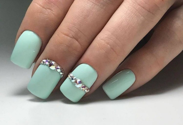 Весенний мятный маникюр