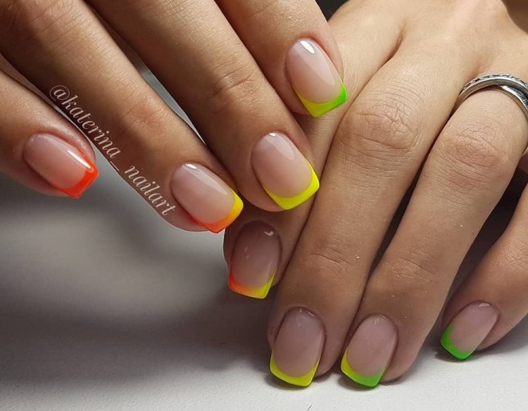 Разноцветный френч на короткие ногти