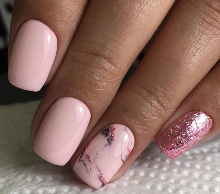 Весенний розовый маникюр