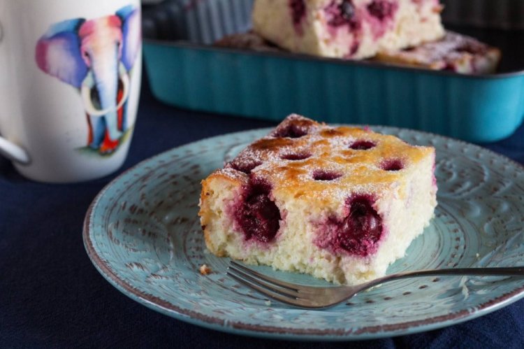 Пирог с манкой, творогом и вишней