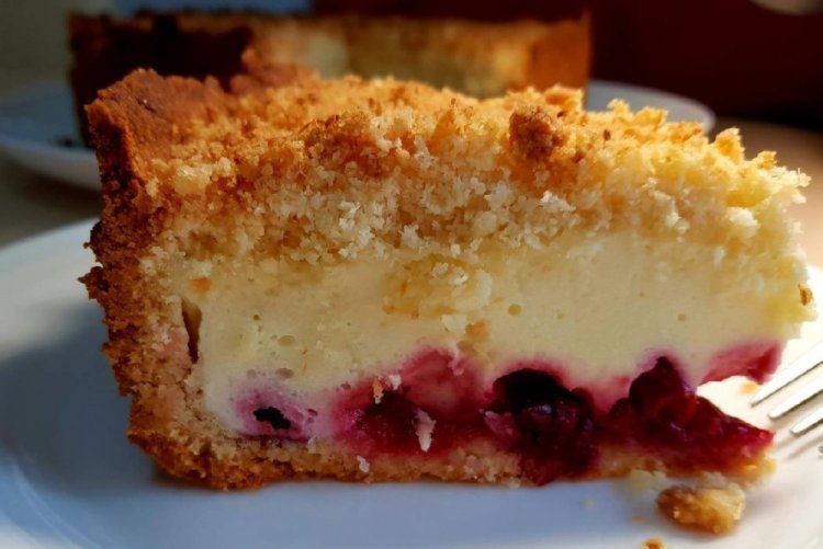 Пирог с творогом, вишней и кокосовой крошкой