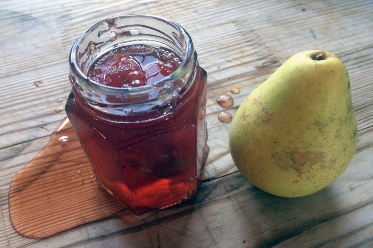 Варенье-пятиминутка из красной смородины и груши