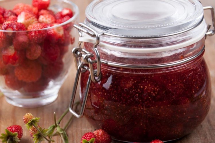 Варенье-пятиминутка из красной смородины и земляники
