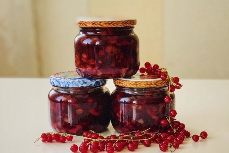 Варенье-пятиминутка из красной смородины с изюмом