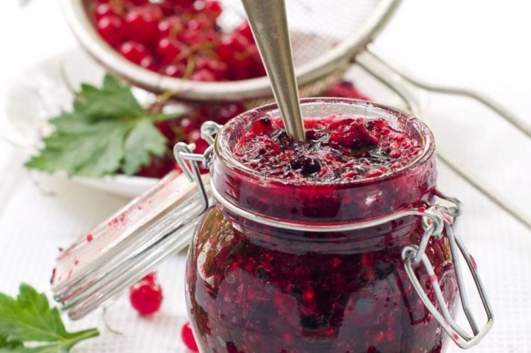 Варенье-пятиминутка из красной смородины с имбирем