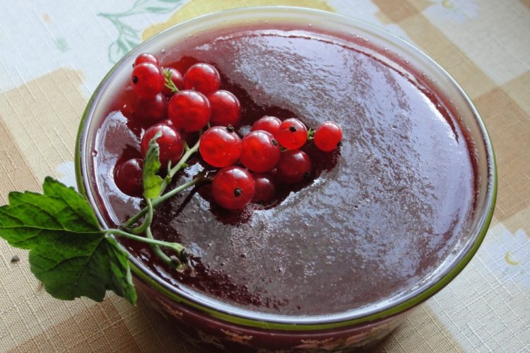 Варенье-пятиминутка из красной смородины и бананов