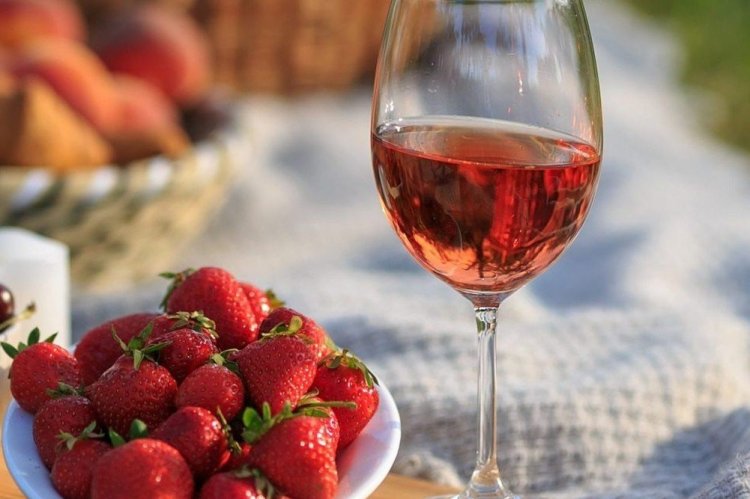Вино из клубники с лимоном