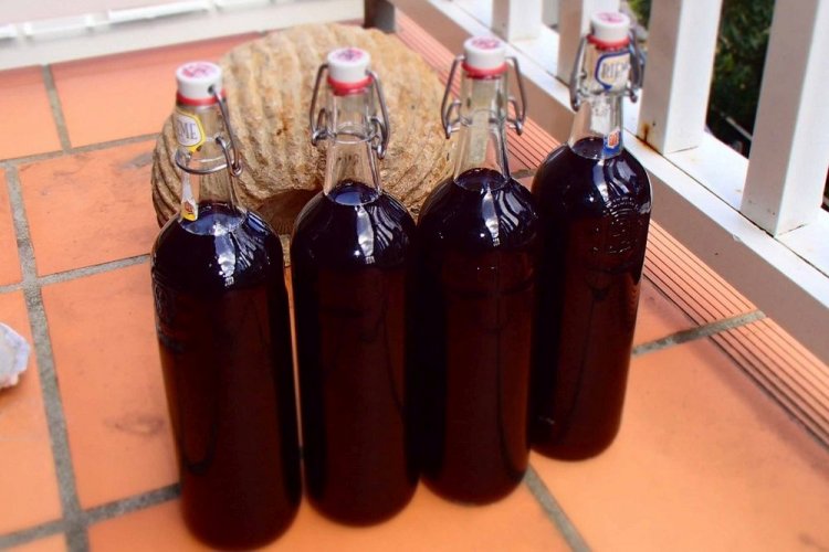 Вино из ирги с коньяком и корицей